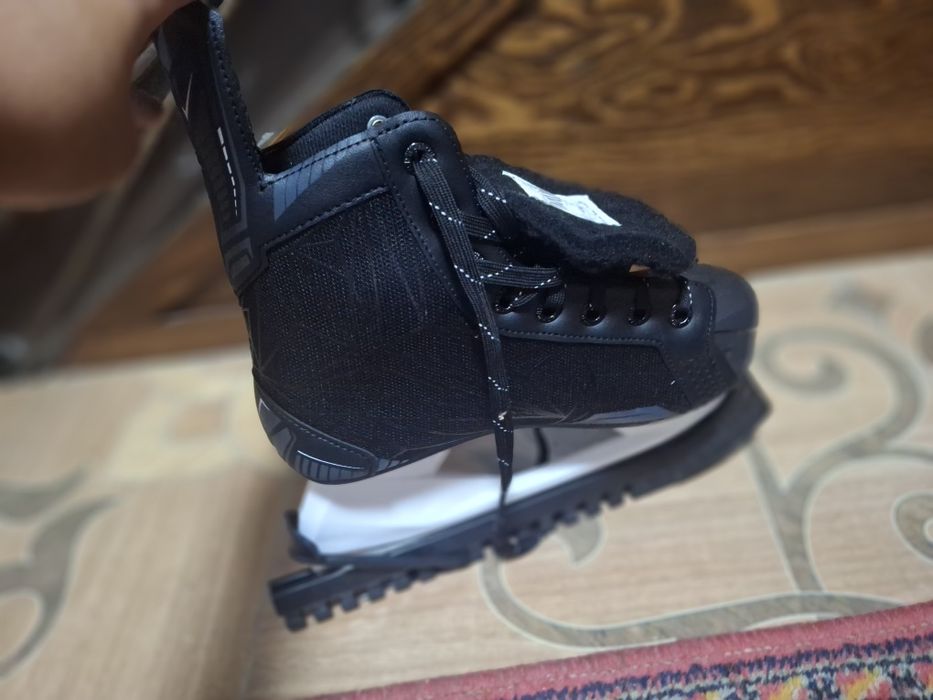 Хоккейные коньки и сумка