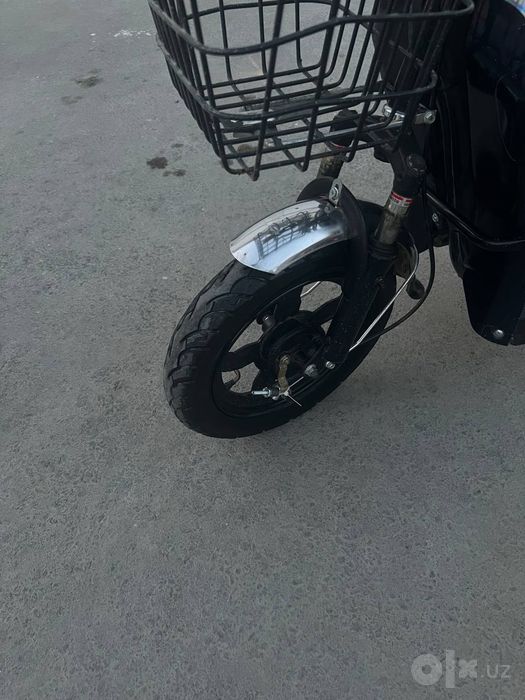 Skuter ideal batare yengi qoyilgan 40 50km yuradi 35 40 tezlikda
