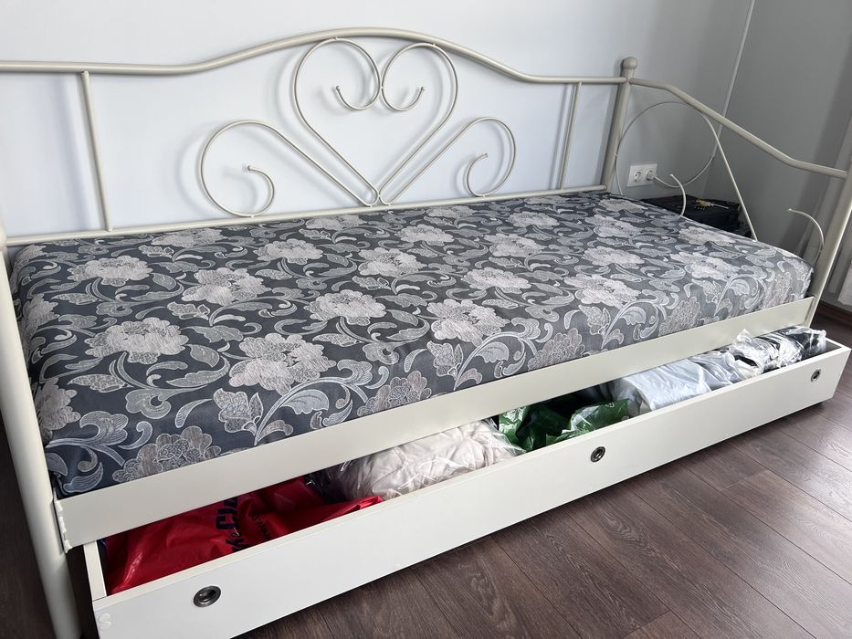 Продавам единично легло с матрак 90/200 и място за съхранение