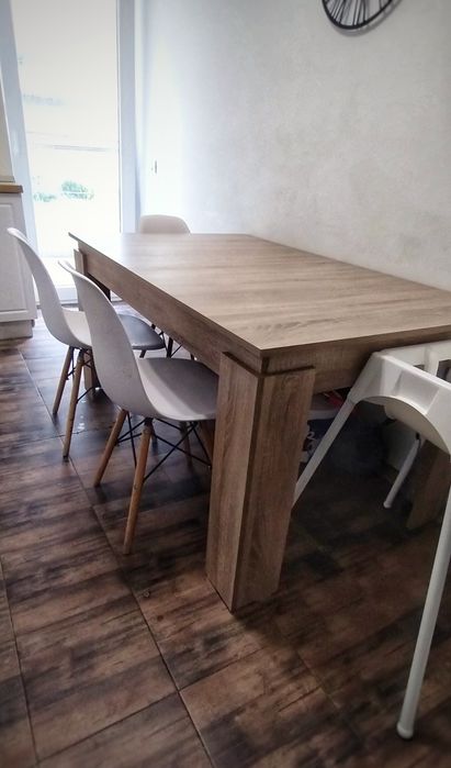 Vând set masa extensibila cu 4 scaune