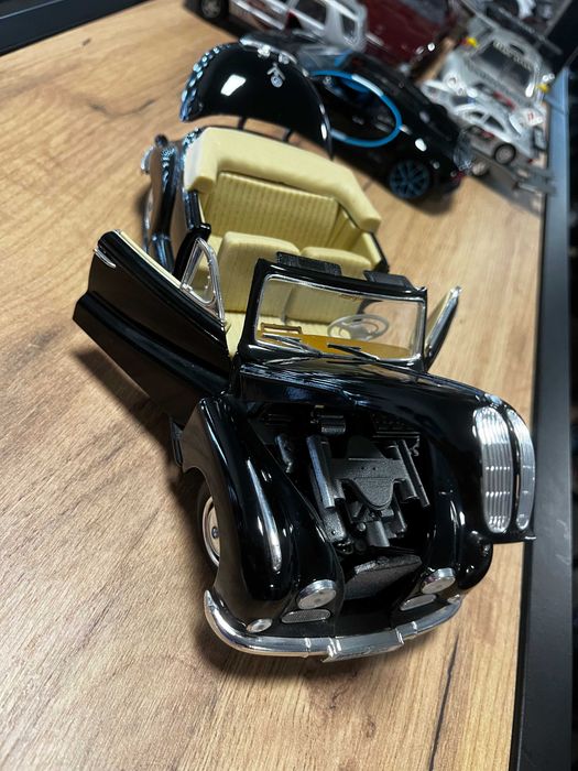 MAISTO колекционерски модел BMW 507 1955г. 1:18 мащаб,като нов