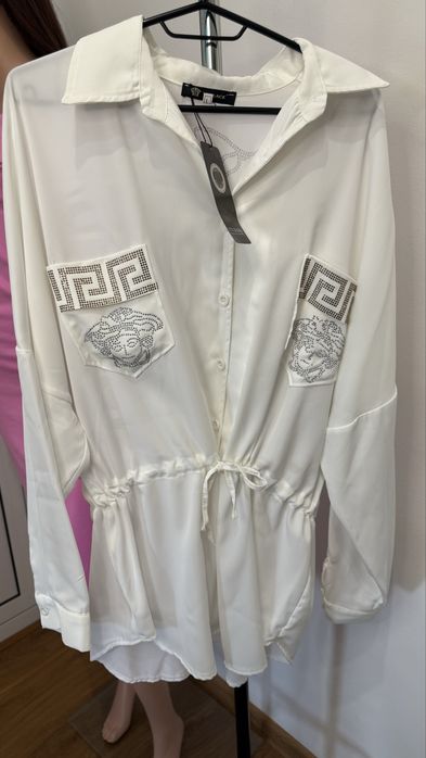 Риза бяла с камъчета по-нея