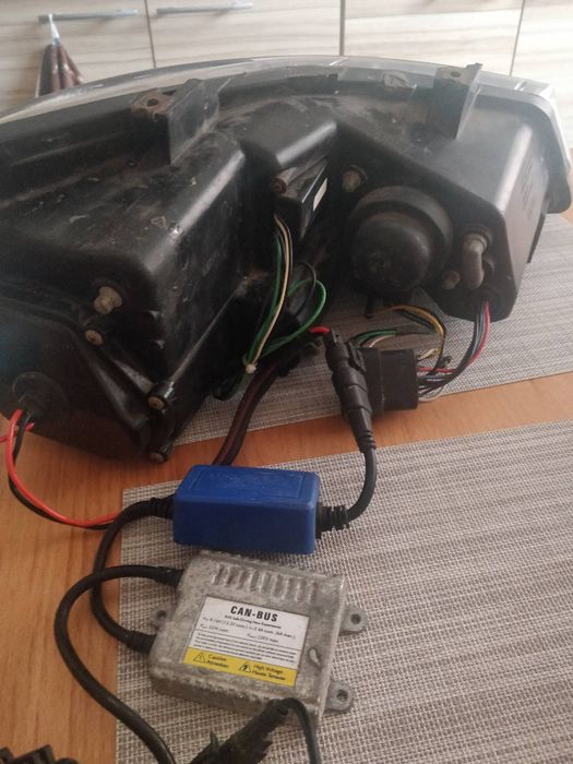 Десен и ляв фар vw polo ксенон xenon