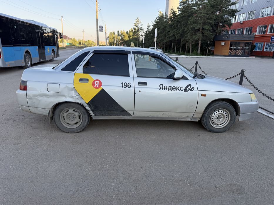 Автомобиль ВАЗ 2110 года выпуска 2005