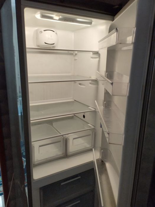 Vind frigider Ariston in perfecta stare de functionare