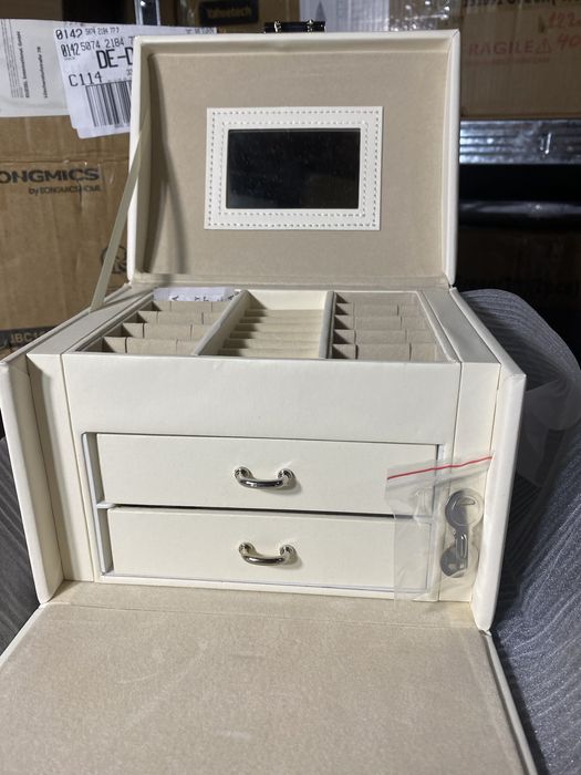 Заключваща се кутия за бижута Songmics