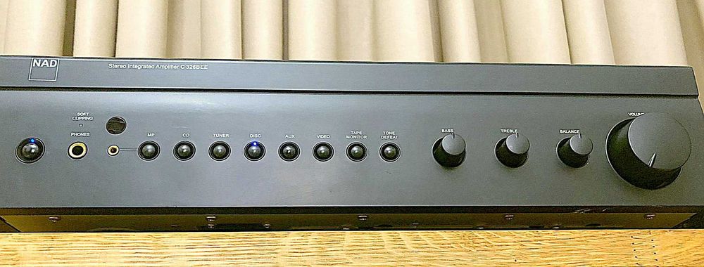 Vind amplificator de top  NAD C-326BEE,  negru, fara telecomanda