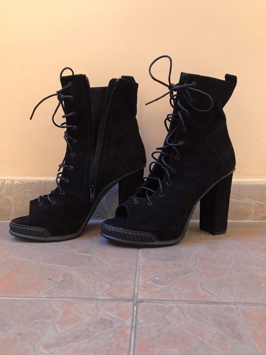 Дамски черни велурени полу боти отворени