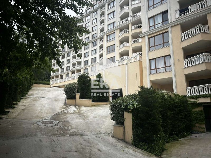 Тристаен, ексклузивен, обзаведен апартамент за продажба, с голяма днев