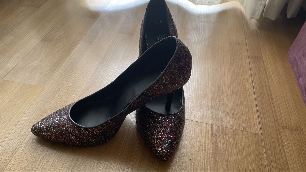 Дамски брокатени обувки