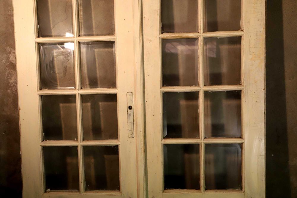 Usi vechi cu geamuri fatetate