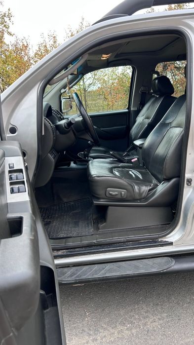 Vând nisan navara D40