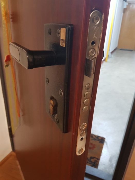 Reparatii Usi/Deblocari usi Braila/Lacatus Braila/yale usi/Termopane