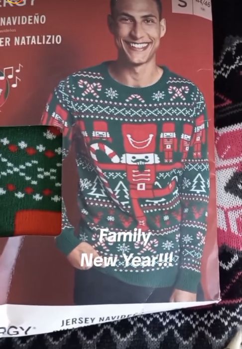 Продам новогодние кофточки новые