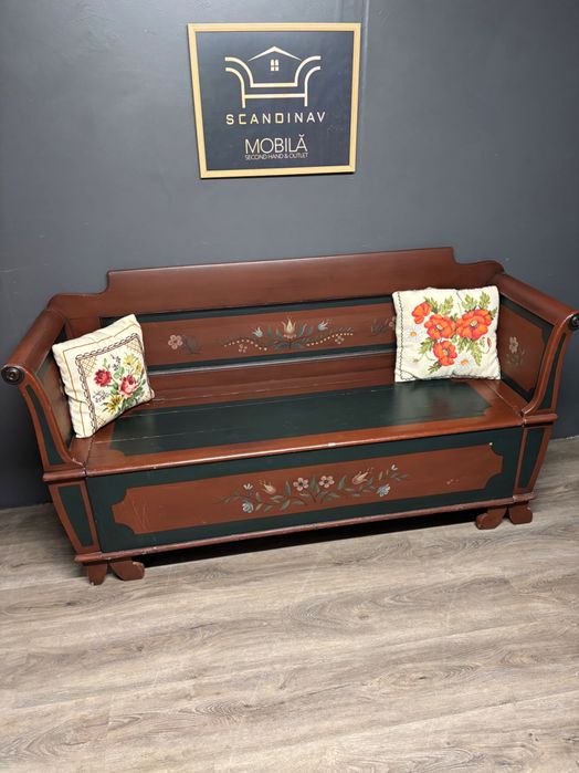 Banca antica cu lada de depozitare