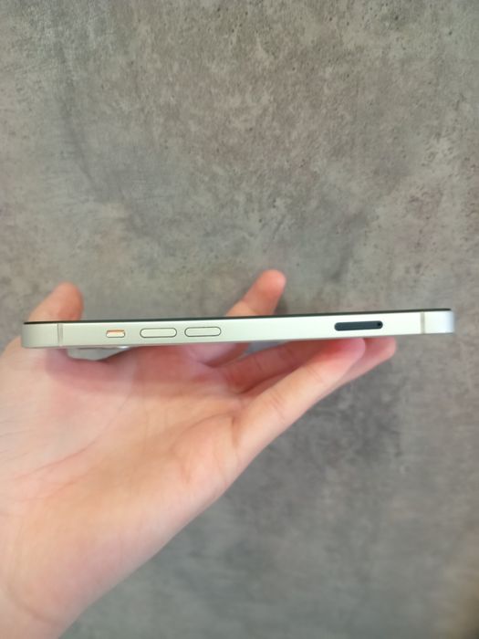 Продам белый Iphone 13