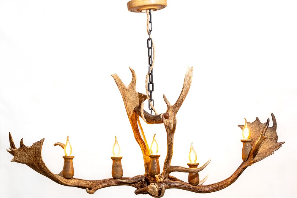Ръчно изработени осветителни тела от еленови рога!