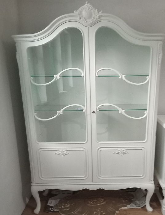 Vând  două  corpuri de mobilier din lemn masiv.