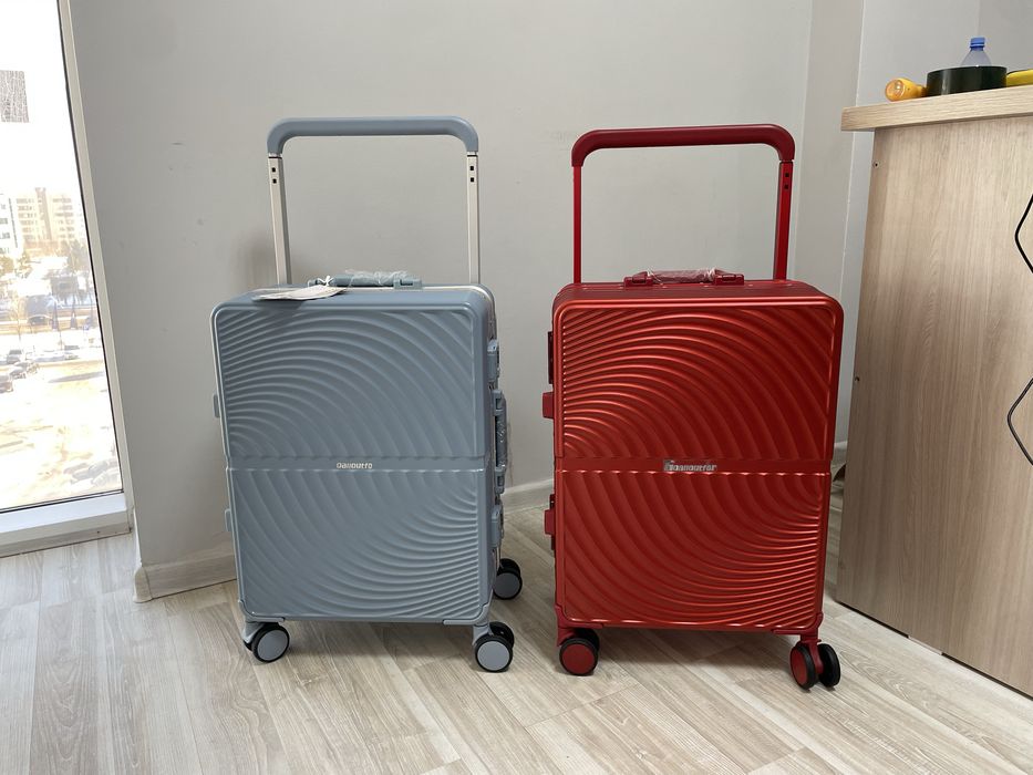 Чемоданы с широкой ручкой.