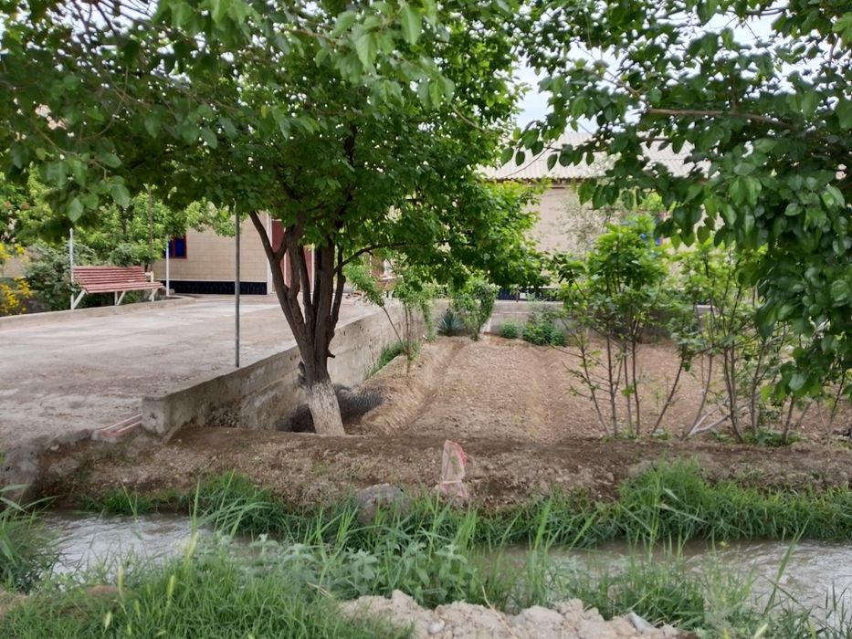 Narpay eski 5 daHovli joy 12 sotigʻli 6 xona remon boʻlgan suv svet ga