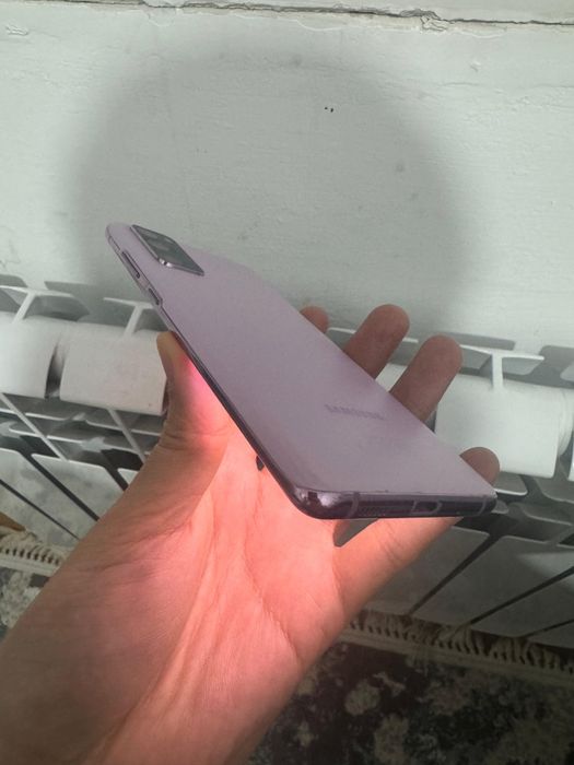 Samsung S20 FE в хорошем состоянии