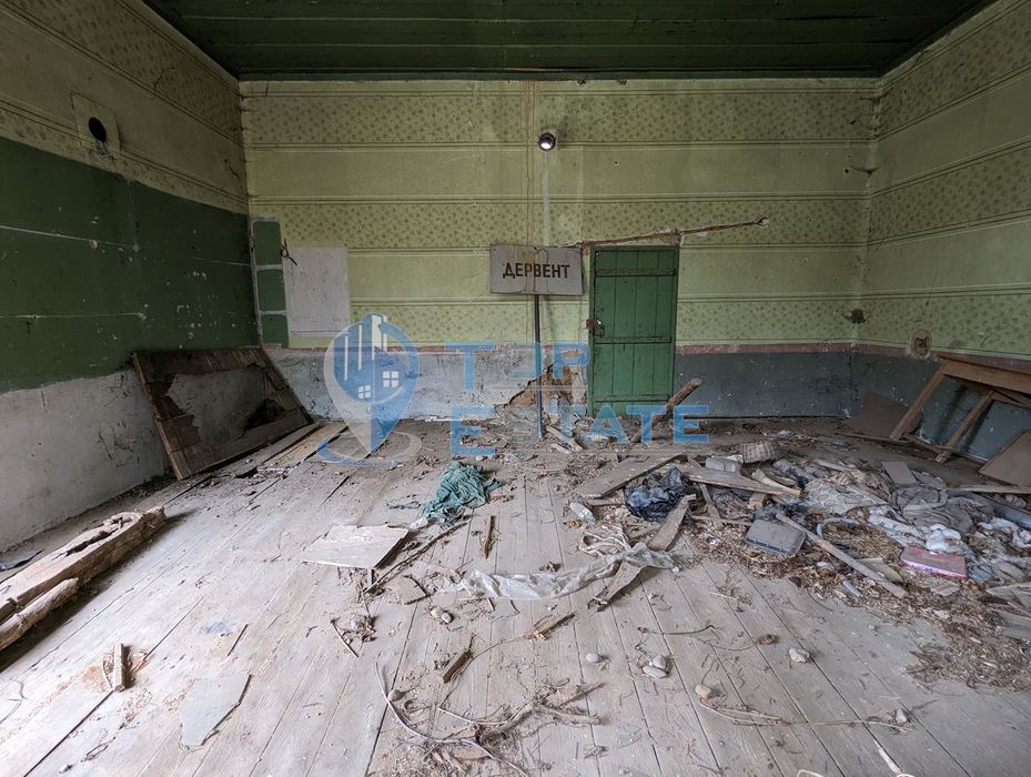 Двуетажна тухлена къща в село Миндя