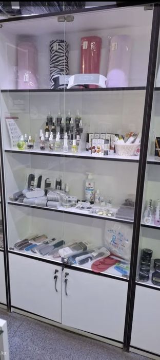 Продам шкаф витрина с полками 2 шт