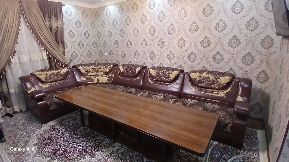 Уголок для зала сотилади