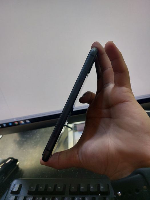 Ayfon 11 black 64 gigabayt srochna sotiladi