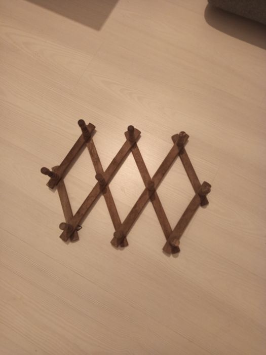 Малка стара дървена закачалка.