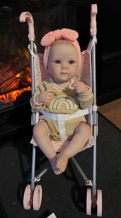 Papusa Reborn bebelus realist cu corp silicon textil marsupiu carut