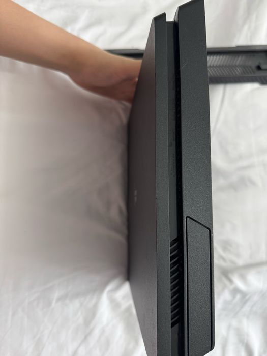 Продаю Sony PlayStation 4