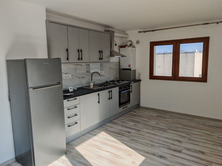 Închiriez casa cu 3 apartamente zona bucium