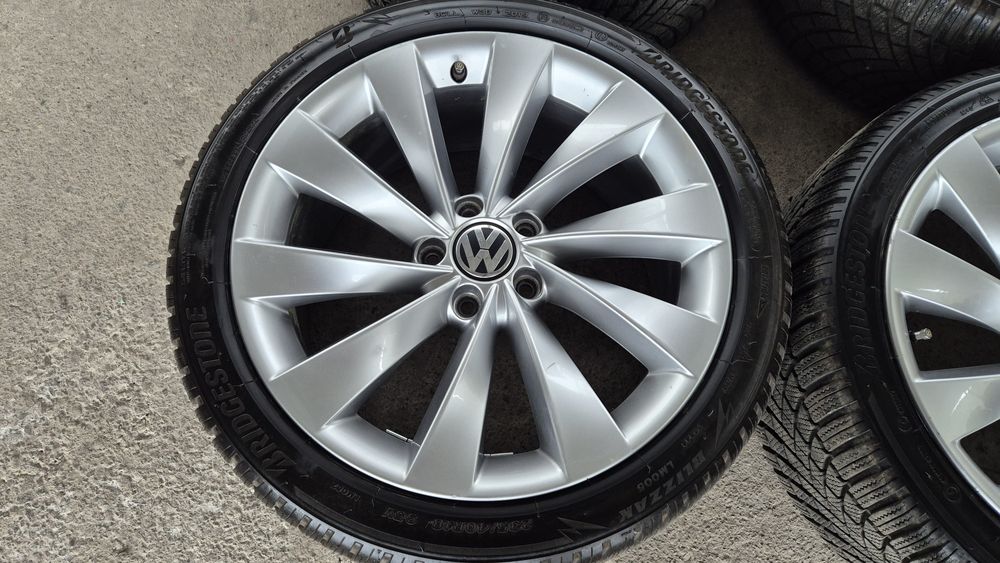 VW 18 цола 5x112 8J ET41 ц.о.57.1  със зимни гуми 235 40 18 Bridgeston
