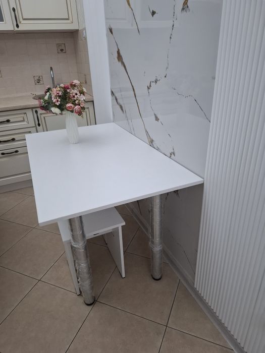 Стол и табуретки