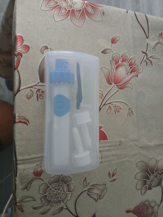 Aspirator ceara urechi, vibreaza usor si aspira particule de murdarie,