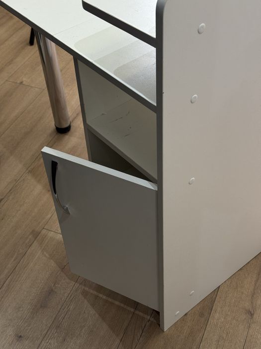 Маникюрный стол белый