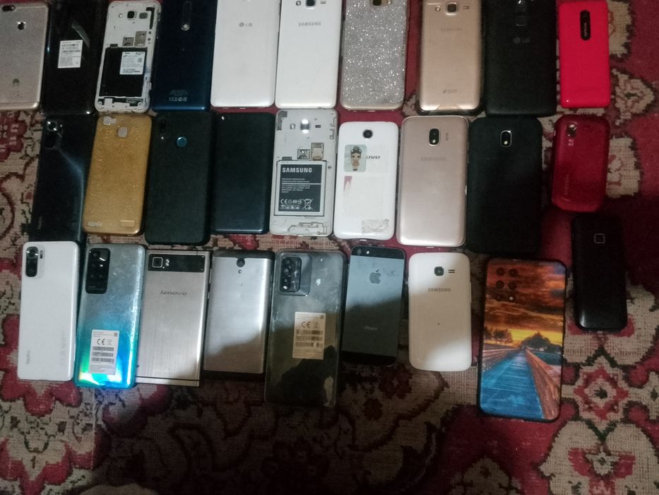 Продам телефоны.