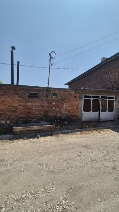 Продавам имот с къща и голям двор – с. Исперихово