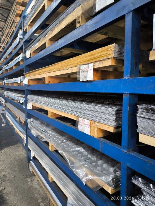 Листы нержавеющей стали и алюминия