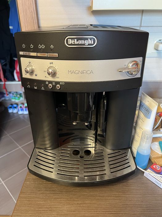 Espressor Delonghi Magnifica pentru cafea boabe