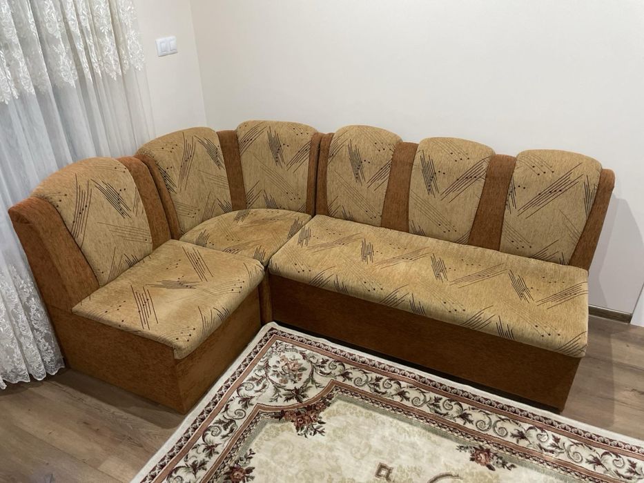 Продавам запазен ъглов диван