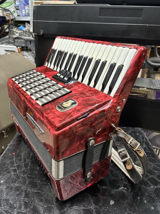 Acordeon Weltmeister Stella cu 72 de basi