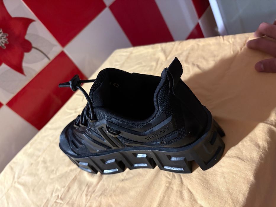 Vând Adidasi Versace