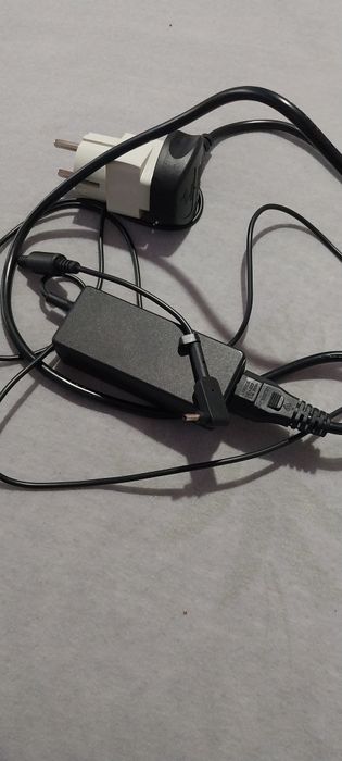 Продава се зарядно -адаптер за лаптоп Aser