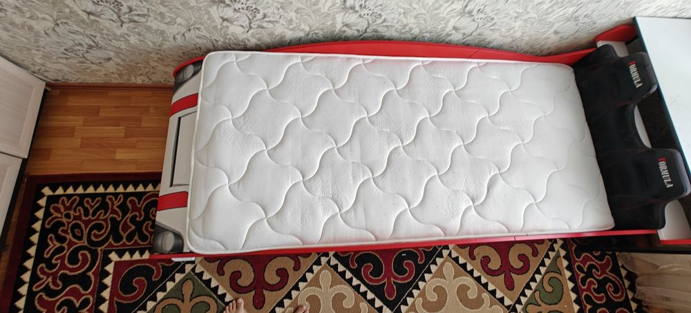 Кровать детская красная