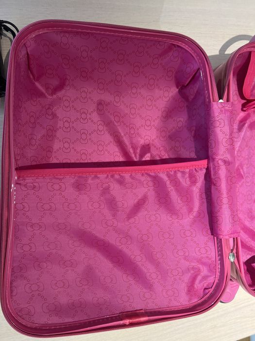 Детский чемодан для девочек розового цвета.