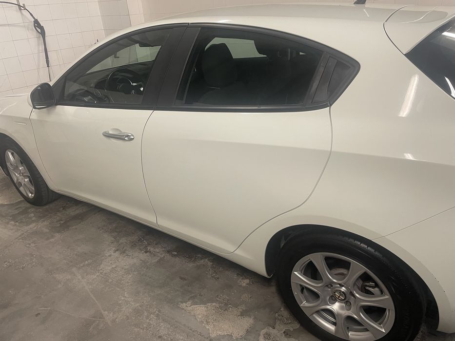 Vând Alfa Romeo Giulettta