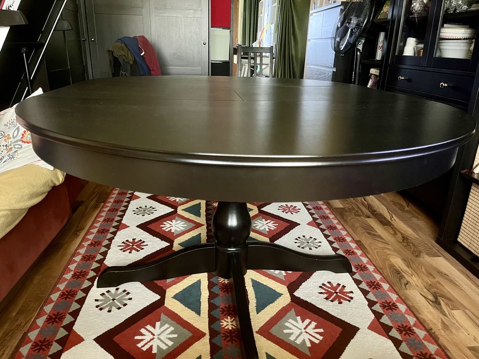 Masă rotundă extensibilă IKEA – elegantă și practică