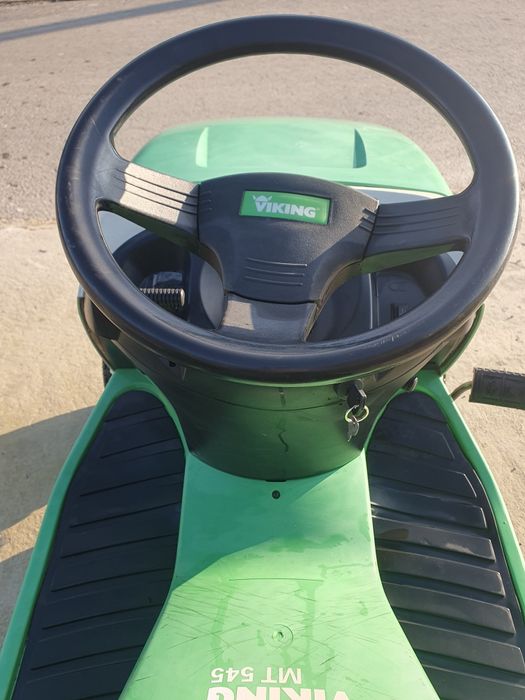 Tractoraș de tuns iarba gazon VIKING